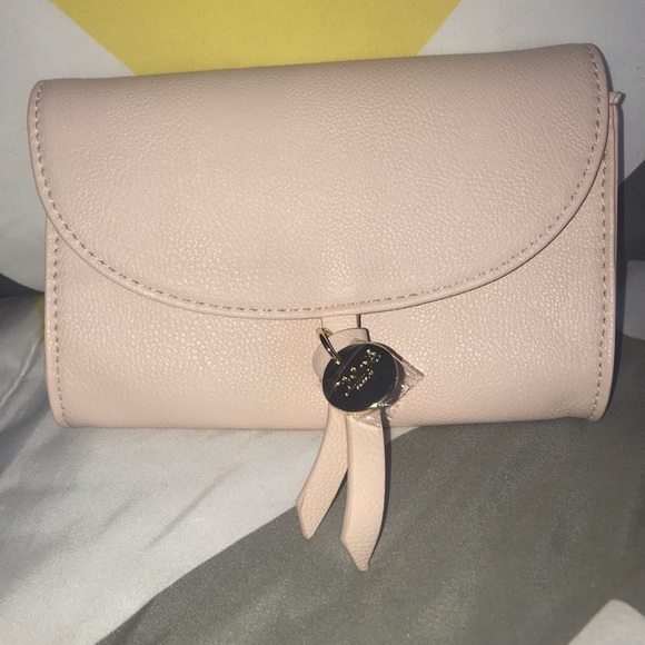 Woman’s pouch - Picture 1 of 3